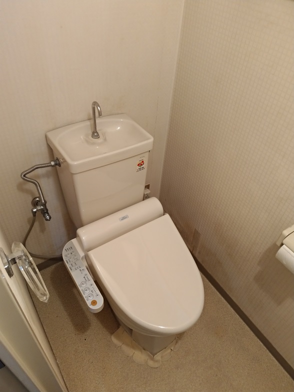 大阪府寝屋川市で清潔感溢れる白く明るいトイレにワンデーリフォームのリフォーム前の写真