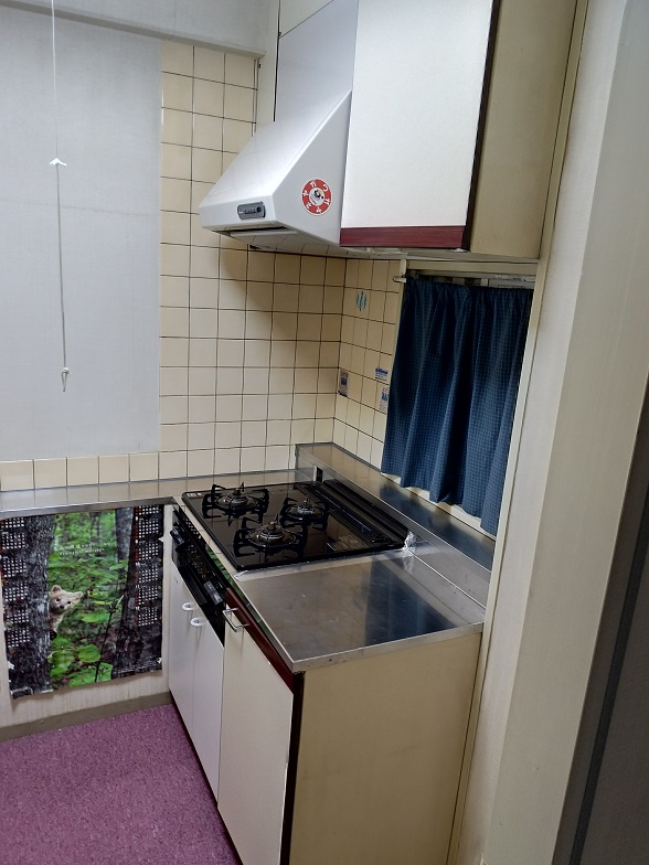 大阪府寝屋川市のキッチンリフォームでシンクとコンロが別れたタイプのシステムキッチンのコンロの施工前の写真