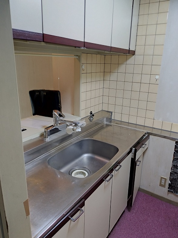 大阪府寝屋川市の空気触媒セルフィールとキッチンリフォームでシンクとコンロが別れたタイプのシステムキッチンのシンクの施工前の写真