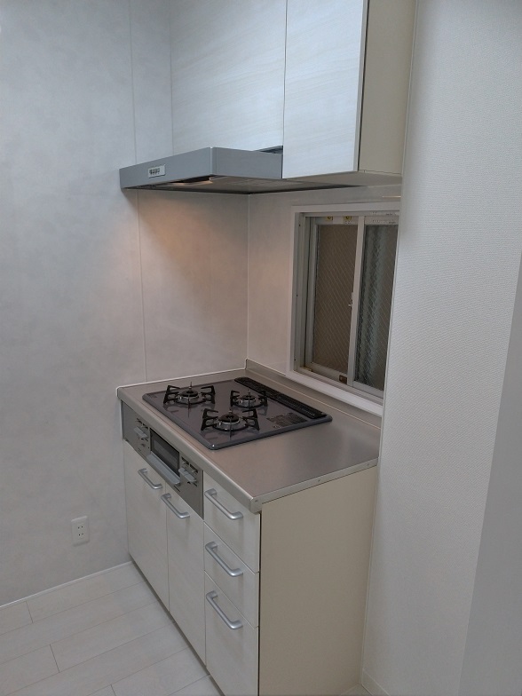 大阪府寝屋川市のキッチンリフォームでシンクとコンロが別れたタイプのシステムキッチンのコンロの施工後の写真