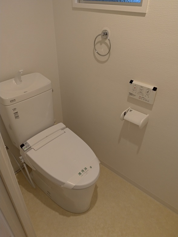 大阪府寝屋川市で清潔感溢れる白く明るいトイレにワンデーリフォームのリフォーム後