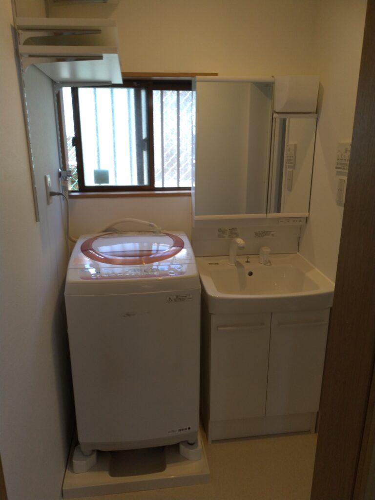大阪府寝屋川市の洗面リフォームで洗濯機の向きを変えて使いやすくした洗面化粧室のリフォームのリフォーム後の写真