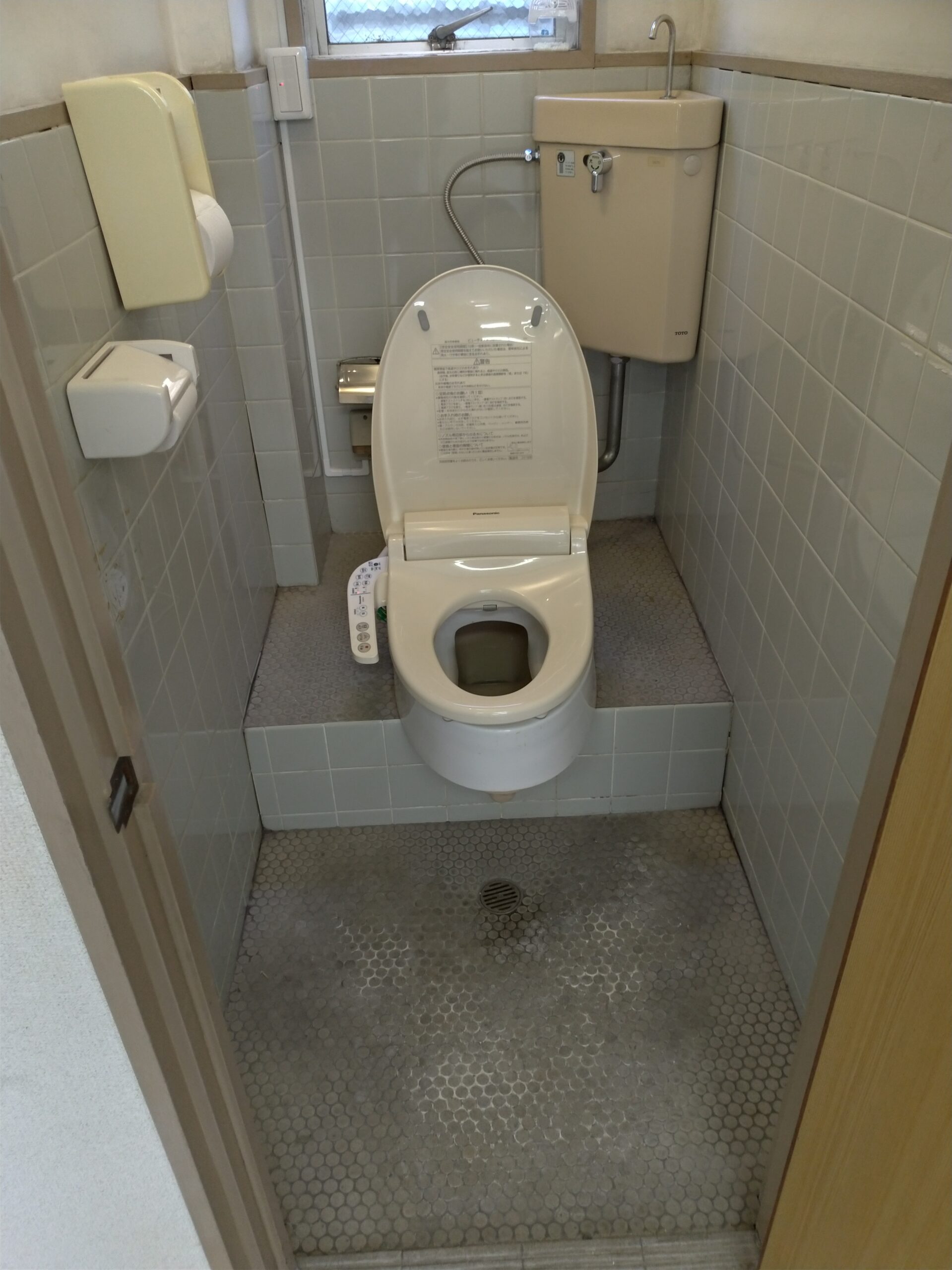 大阪府枚方市でトイレリフォームで和式トイレから洋式トイレにリフォームのリフォーム前の写真