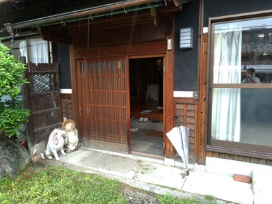 大阪府枚方市で和風の玄関引き戸を木製からアルミ製にリフォームしたリフォーム前の写真です。