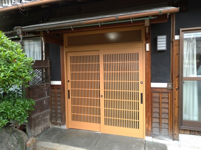 大阪府枚方市で和風の玄関引き戸を木製からアルミ製にリフォームしたリフォーム後の写真