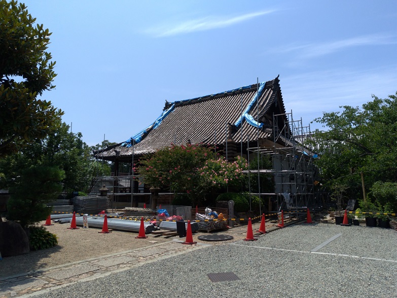 大阪で台風被害補修工事で寺社の屋根の葺き替え大規模修繕工事の施工前写真