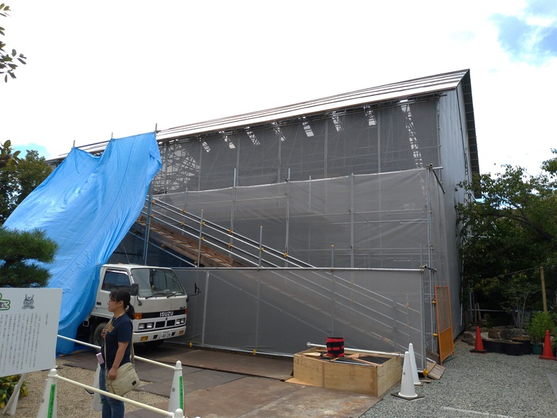 大阪で台風被害補修工事で寺社の屋根の葺き替え大規模修繕工事の足場組立完了写真