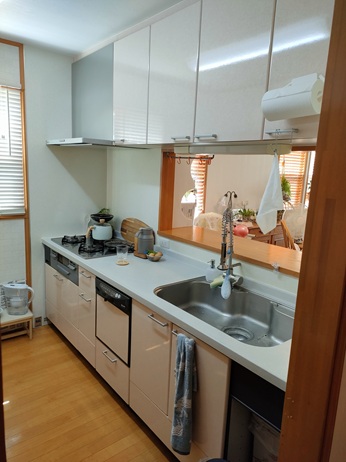 大阪府四條畷市でシステムキッチンの取替えリフォームの施工前の画像。空気触媒セルフィール、セルフィールを施工。