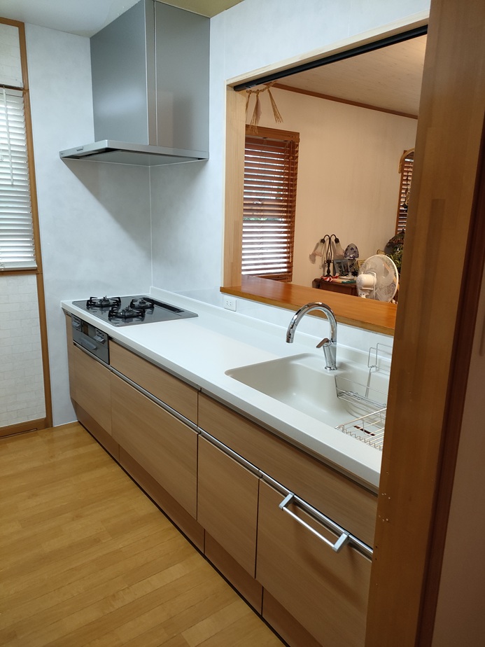 大阪府四條畷市でシステムキッチンの取替えリフォームの施工後の写真。空気触媒セルフィール、セルフィールを施工。